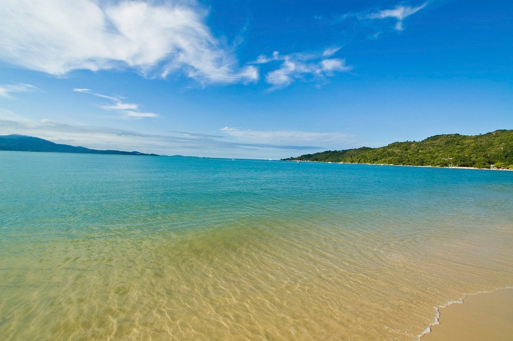 Calm bay and green hills — Florianópolis area